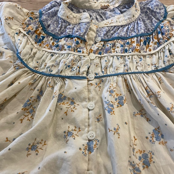 Floral blue and white peasant blouse Free People size small - Picture 4 of 6